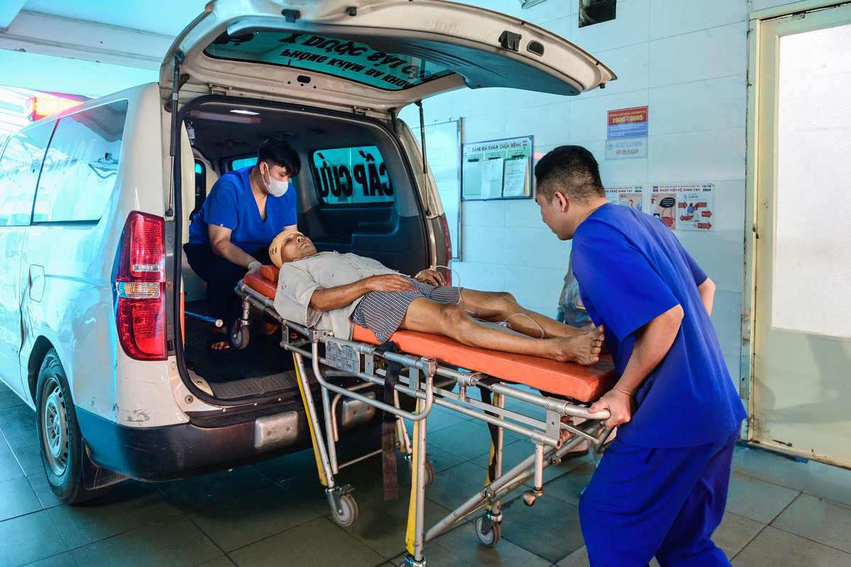 Giữa dòng người ra vào liên tục, một người đàn ông 65 tuổi (ngụ xã Bà Điểm) được đưa vào cấp cứu với bàn tay bê bết máu, đầu quấn băng gạc. Khi ông dùng máy cưa cắt cành cây dọn vườn đón Tết, lưỡi cưa bất ngờ văng trúng tay. Sau sơ cứu ban đầu ở địa phương, ông được chuyển lên bệnh viện tuyến trên để tiếp tục điều trị.