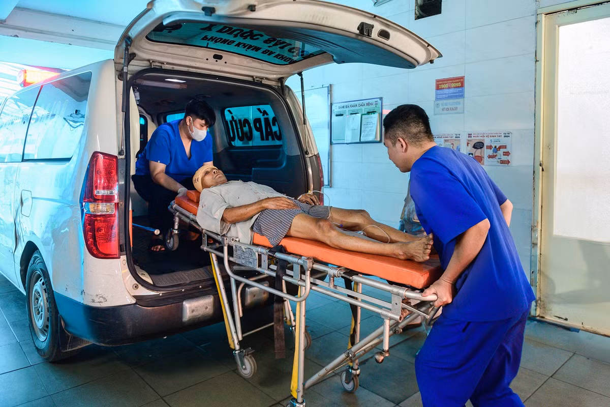 Giữa dòng người ra vào liên tục, một người đàn ông 65 tuổi (ngụ xã Bà Điểm) được đưa vào cấp cứu với bàn tay bê bết máu, đầu quấn băng gạc. Khi ông dùng máy cưa cắt cành cây dọn vườn đón Tết, lưỡi cưa bất ngờ văng trúng tay. Sau sơ cứu ban đầu ở địa phương, ông được chuyển lên bệnh viện tuyến trên để tiếp tục điều trị.