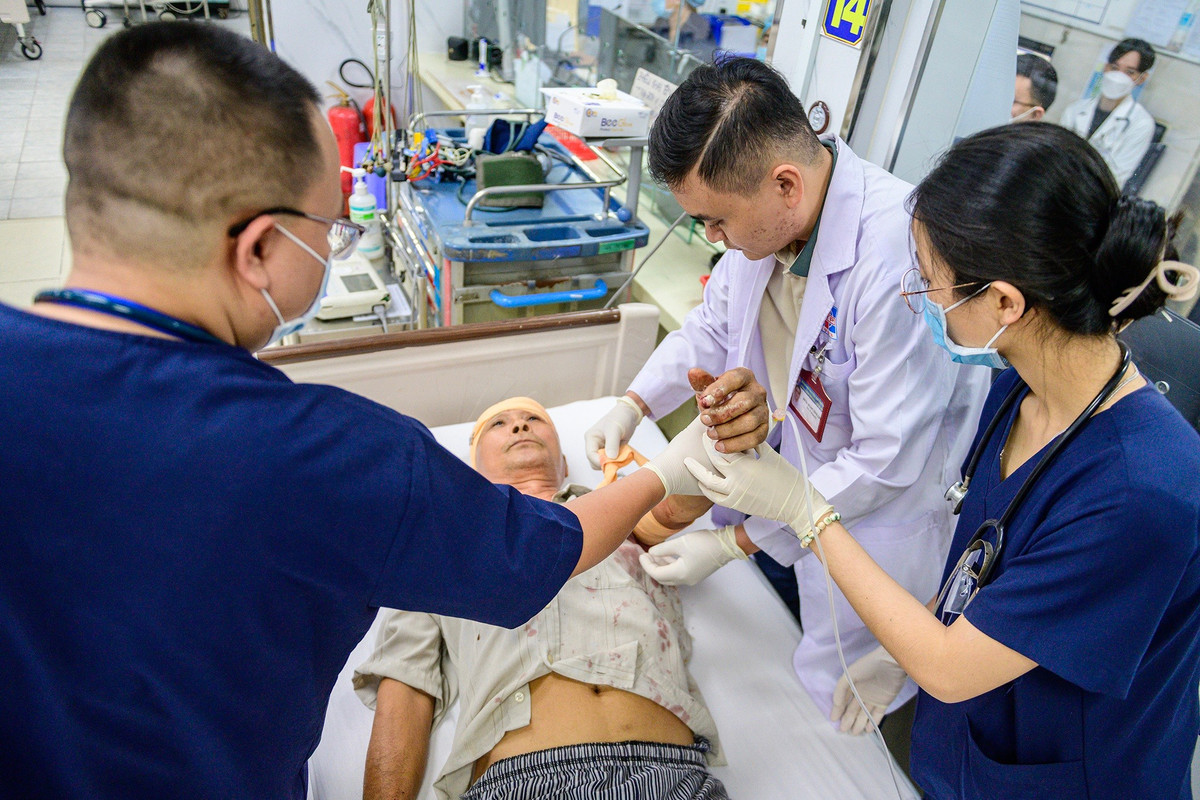 Các bác sĩ vừa xử trí vết thương, vừa theo dõi sát tình trạng tim mạch. Trong phòng cấp cứu, từng thao tác đều được thực hiện khẩn trương.