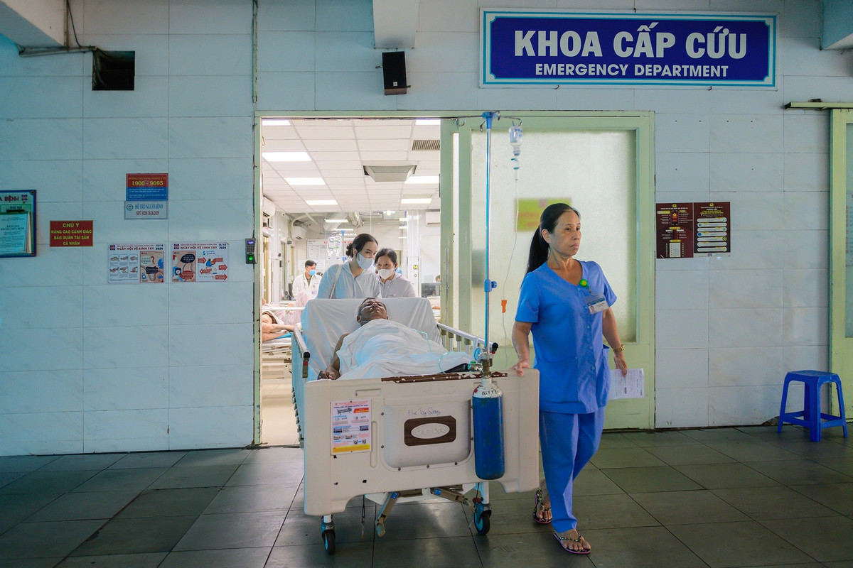 Những ngày cận Tết, khoa Cấp cứu, Bệnh viện Nguyễn Tri Phương (TP.HCM) sáng đèn suốt ngày đêm. Hành lang chật kín băng ca, tiếng máy monitor và bước chân nhân viên y tế nối nhau không dứt. Không khí tất bật khác hẳn nhịp chuẩn bị Tết ngoài phố. Trung bình mỗi ngày, khoa tiếp nhận 100-150 lượt bệnh nhân, tăng 20-30% so với trước đó. Các ca chấn thương, tai nạn giao thông, tai nạn sinh hoạt dồn dập nhập viện.