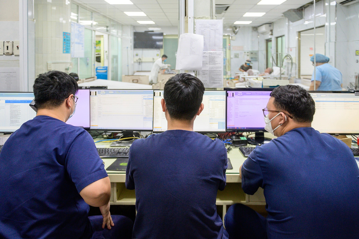 Tại phòng trực, các bác sĩ tập trung trước hệ thống màn hình theo dõi và hồ sơ điện tử, liên tục cập nhật diễn biến người bệnh từ các buồng cấp cứu phía sau lớp kính. Với họ, niềm vui lớn nhất trong những ngày Tết không chỉ nằm ở chế độ đãi ngộ, mà là khoảnh khắc giành lại sự sống cho bệnh nhân nguy kịch, để mỗi người có thể kịp trở về sum họp cùng gia đình.