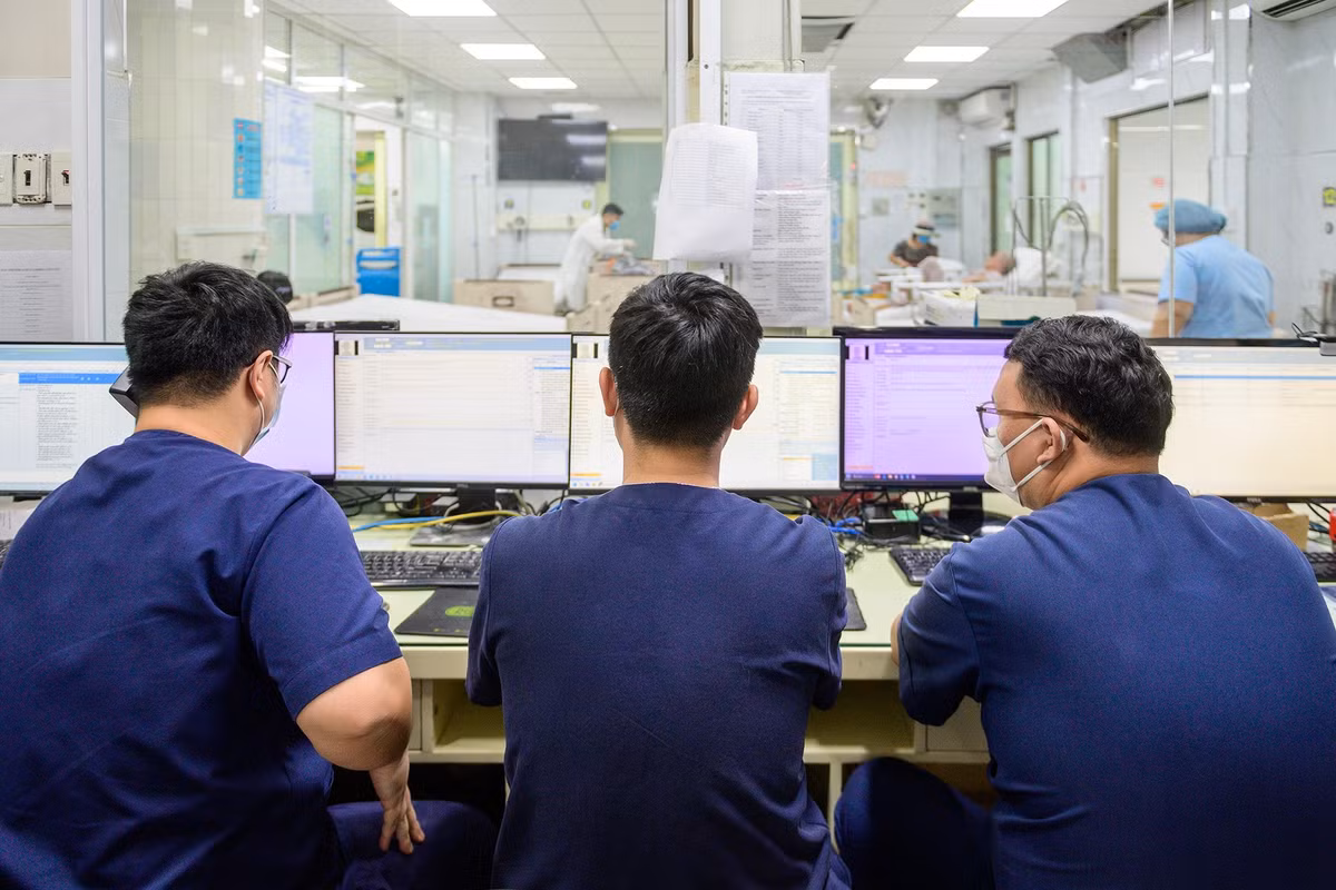 Tại phòng trực, các bác sĩ tập trung trước hệ thống màn hình theo dõi và hồ sơ điện tử, liên tục cập nhật diễn biến người bệnh từ các buồng cấp cứu phía sau lớp kính. Với họ, niềm vui lớn nhất trong những ngày Tết không chỉ nằm ở chế độ đãi ngộ, mà là khoảnh khắc giành lại sự sống cho bệnh nhân nguy kịch, để mỗi người có thể kịp trở về sum họp cùng gia đình.