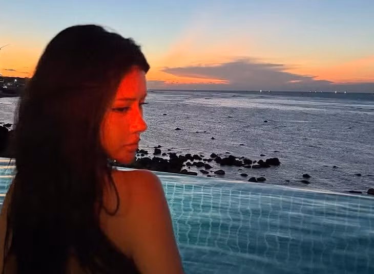 Nhiều bình luận hài hước như “Không thở nổi với cô ấy” hay “Cháy nhất Halloween năm nay” tràn ngập khắp các diễn đàn.