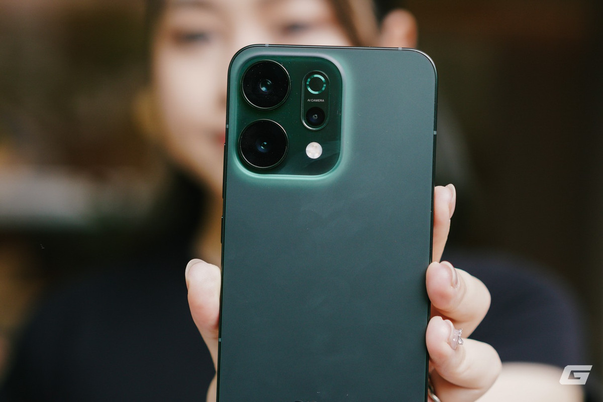 Dù không thuộc phân khúc flagship, OPPO Reno14 Series vẫn gây ấn tượng mạnh với khả năng chụp ảnh nhờ cụm camera đủ góc và hỗ trợ AI mạnh mẽ. (Ảnh: Genk)