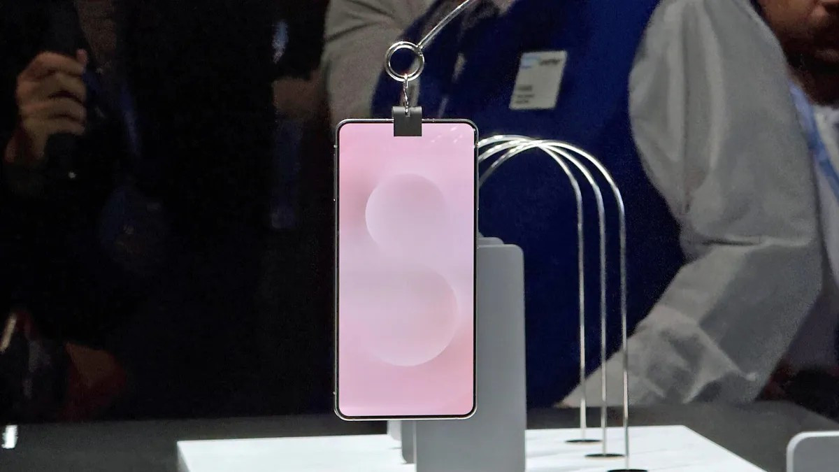 Màn hình AMOLED 6,7 inch, tần số quét 120Hz và độ phân giải QHD+.