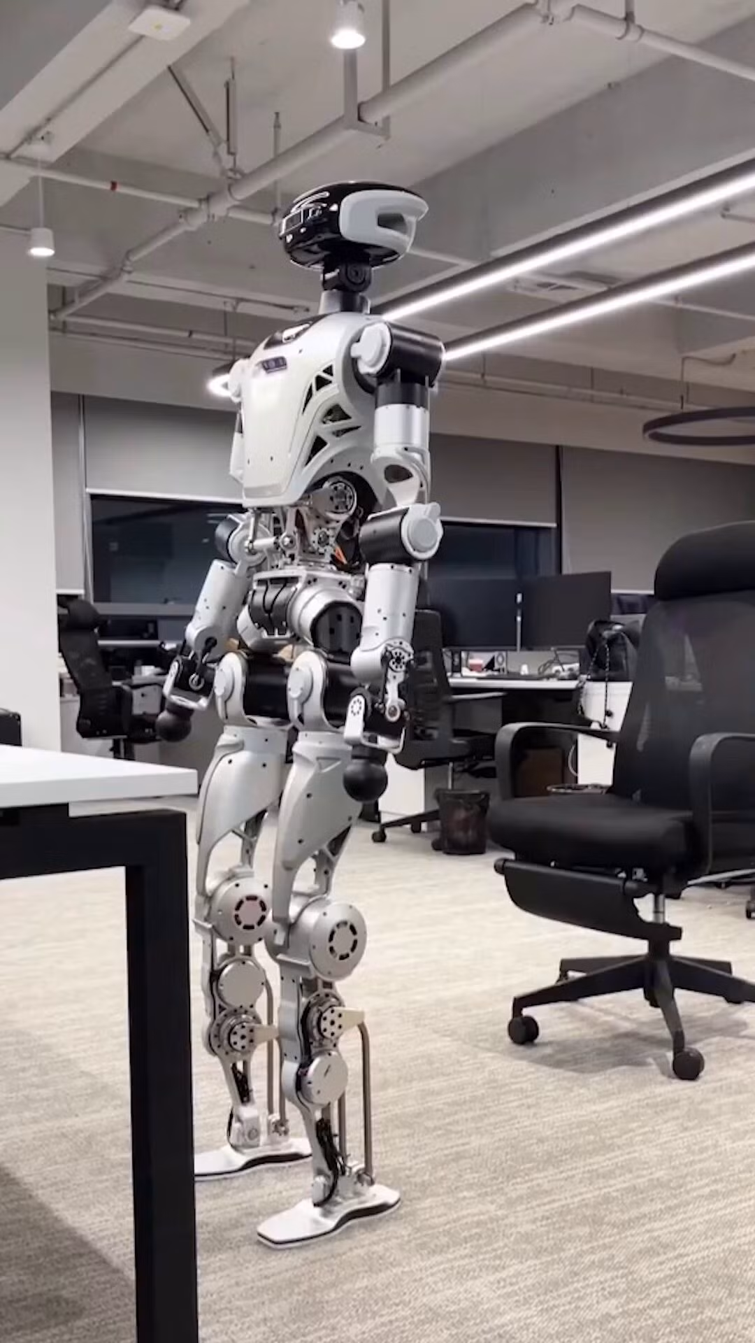 LimX Dynamics kỳ vọng robot này sẽ là lựa chọn lý tưởng cho sản xuất và logistics trong tương lai gần.(Ảnh: X)