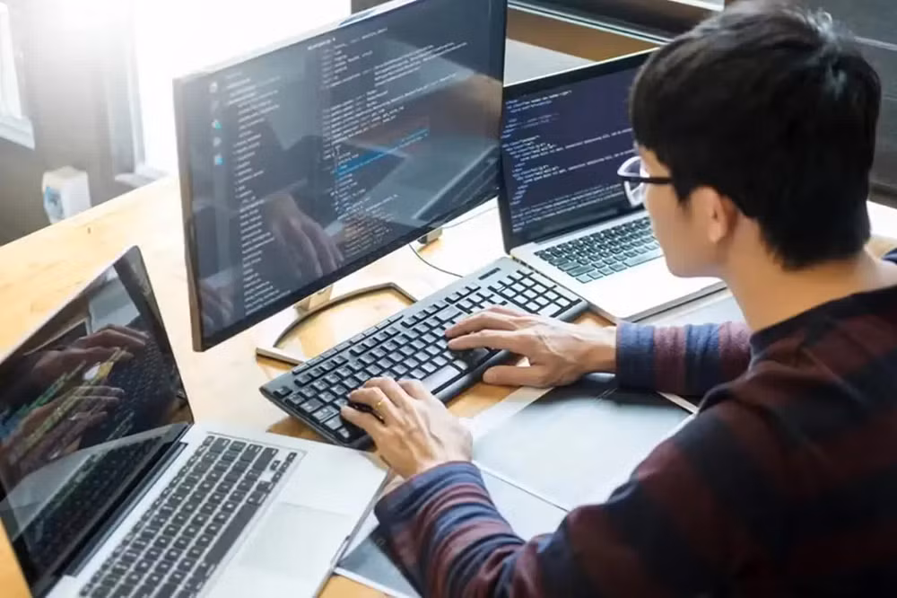 Theo nhà đồng sáng lập Microsoft, phát triển phần mềm vẫn sẽ là ngành nghề quan trọng trong nhiều năm tới bởi AI hiện mới chỉ hỗ trợ viết mã và xử lý tác vụ lặp lại, trong khi con người vẫn phải đảm nhiệm việc kiểm tra lỗi, thiết kế hệ thống và đưa ra các quyết định chiến lược cho sản phẩm công nghệ.