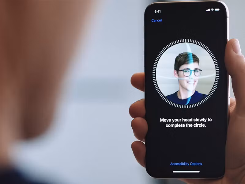 Điều đáng nói, dù ngành công nghệ đã phát triển hàng loạt lớp bảo mật như nhận diện khuôn mặt, mã hóa dữ liệu hay cảm biến vân tay, lỗ hổng vật lý từ ánh nhìn trực tiếp lại gần như bị bỏ quên suốt hơn một thập kỷ.
