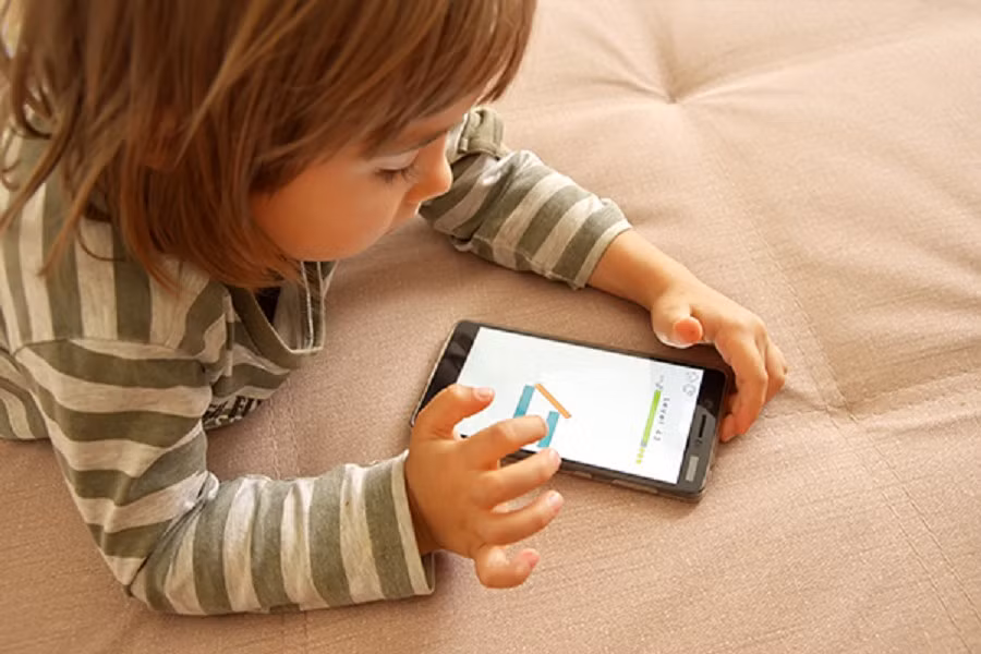 Tiến sĩ Tara Thiagarajan, người sáng lập và giám đốc khoa học của tổ chức Sapien Labs, khuyến nghị nên trì hoãn việc cho trẻ tiếp cận thiết bị thông minh.