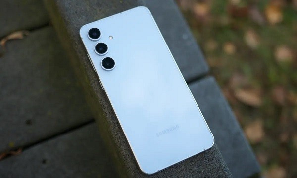 Áp lực chi phí này đã bắt đầu thể hiện khi một số mẫu smartphone tại Trung Quốc tăng giá và nhiều thiết bị cao cấp dự kiến đắt đỏ hơn trong năm 2026.