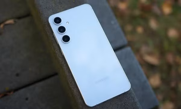 Áp lực chi phí này đã bắt đầu thể hiện khi một số mẫu smartphone tại Trung Quốc tăng giá và nhiều thiết bị cao cấp dự kiến đắt đỏ hơn trong năm 2026.