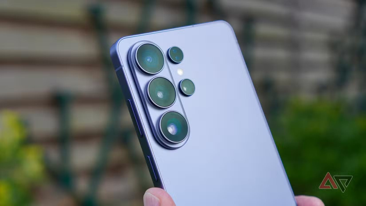 Camera 200MP và tele 50MP cải thiện khẩu độ, chụp thiếu sáng tốt hơn. Tuy nhiên, ảnh zoom vẫn bị xử lý quá đà và lấy nét 5x đôi khi gây khó chịu.(Ảnh: Android Police)