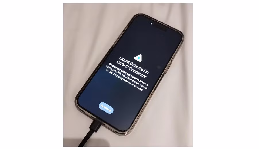 Nếu người dùng vẫn cố gắng cắm sạc, nước có thể gây chập điện và ăn mòn chân sạc, khiến thiết bị hư hỏng nặng.