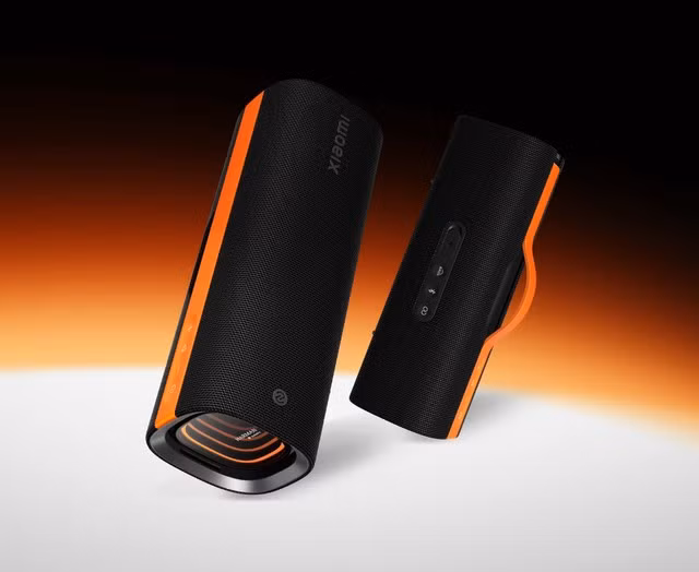 Đèn LED nháy theo nhạc cùng micro tích hợp biến loa thành công cụ gọi điện rảnh tay tiện lợi.