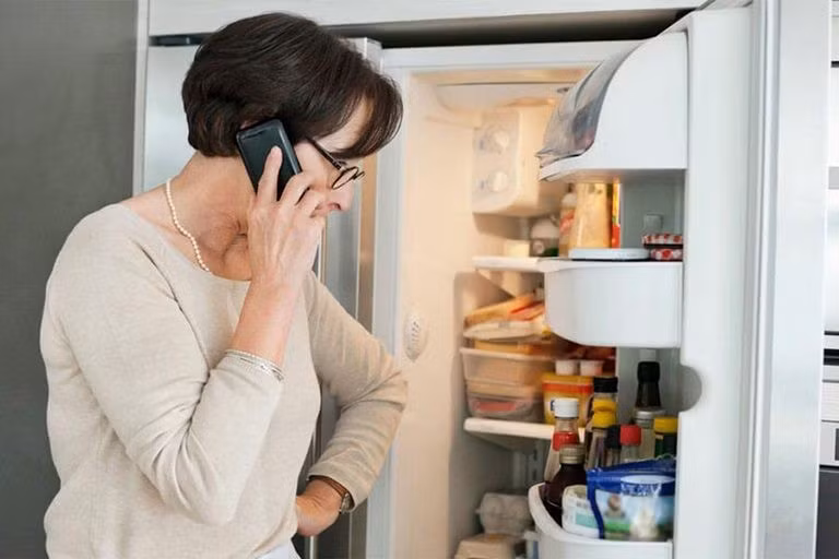 Sau thời gian dài ngắt điện, khi cắm lại, máy nén phải hoạt động mạnh gây áp lực lớn.