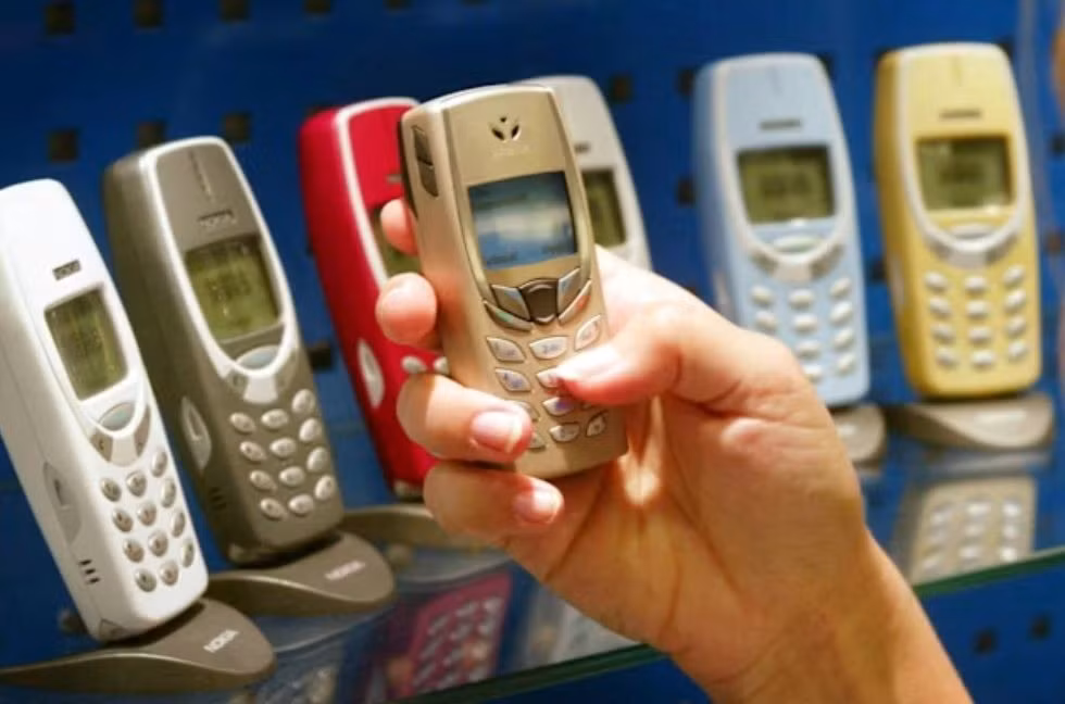 Sự bùng nổ của iPhone và smartphone Android đã khiến Nokia hụt hơi, đánh mất vị thế và buộc phải rời bỏ mảng điện thoại.