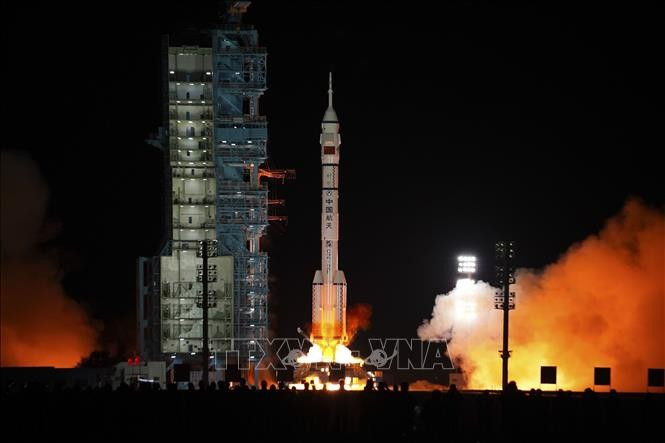 Tên lửa đẩy Trường Chinh-2F mang theo tàu vũ trụ Thần Châu-21 rời bệ phóng tại Trung tâm phóng vệ tinh Tửu Tuyền ở Tây Bắc Trung Quốc, đêm 31/10/2025. Ảnh: THX/TTXVN