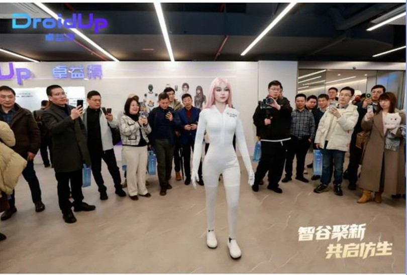 Đặc biệt, robot này có khả năng duy trì nhiệt độ bề mặt từ 32 đến 36 độ C, mang lại cảm giác tiếp xúc gần giống con người. (Ảnh: Sina)