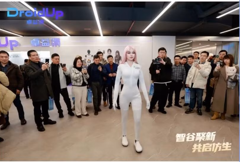 Đặc biệt, robot này có khả năng duy trì nhiệt độ bề mặt từ 32 đến 36 độ C, mang lại cảm giác tiếp xúc gần giống con người. (Ảnh: Sina)