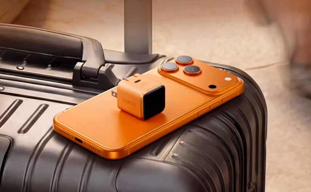 Quyết định loại bỏ củ sạc khỏi hộp iPhone từ năm 2020 của Apple ban đầu bị xem là bước đi gây tranh cãi, nhưng thực tế lại trở thành cú hích lớn làm thay đổi toàn bộ ngành công nghiệp phụ kiện công nghệ.