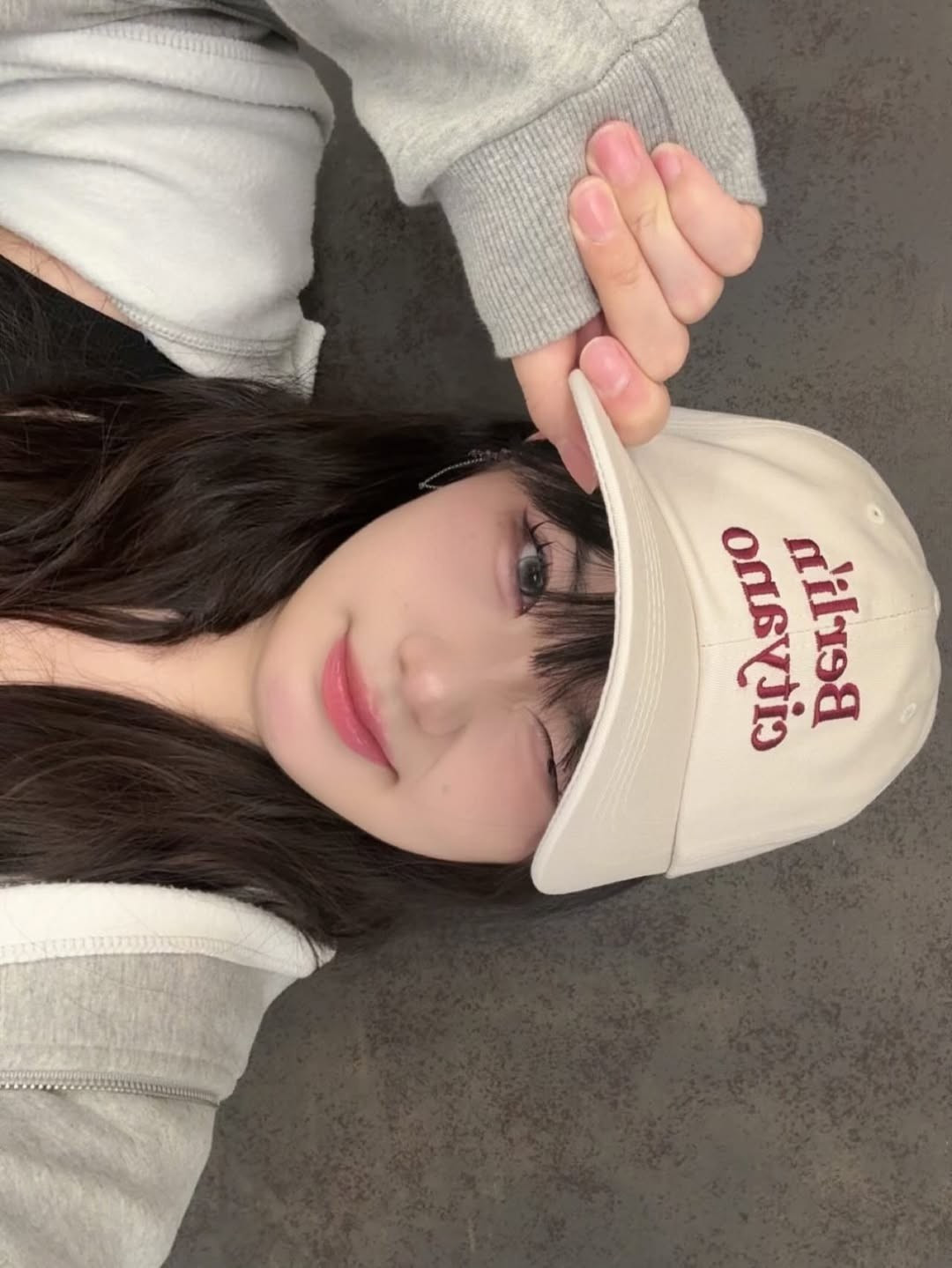 Việc kiên trì sử dụng một góc quay cố định đã vô tình trở thành “thương hiệu cá nhân”, giúp cô tạo dấu ấn giữa hàng loạt creator khác.