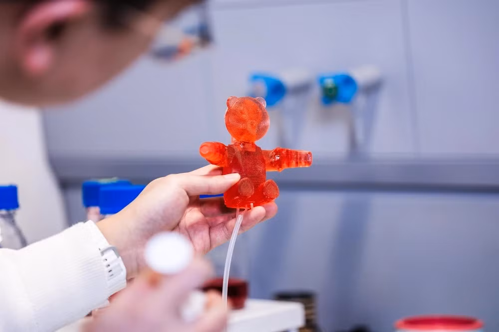 Vật liệu chế tạo gồm sáp và gelatin, an toàn, phân hủy sinh học và thậm chí có hương vị trái cây.