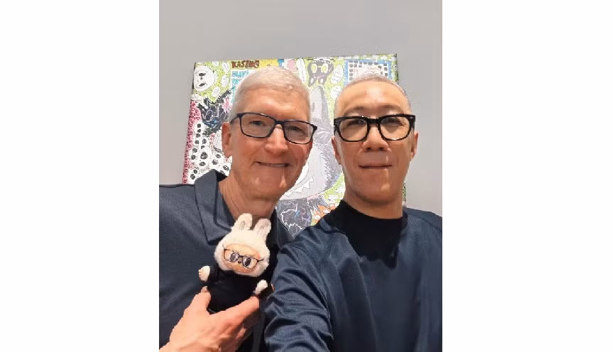 Tại sự kiện, ông được tặng một mô hình Labubu phiên bản đặc biệt mang gương mặt và phong cách của chính mình.