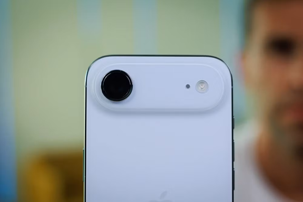 Chiến lược này cho phép Apple quản lý tốt hơn chuỗi cung ứng vốn đang chịu nhiều hạn chế về linh kiện và bộ nhớ.