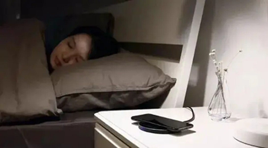 Nhiều người tin rằng để điện thoại gần đầu khi ngủ có thể gây ung thư não, nhưng các nghiên cứu lớn cho thấy điều đó chưa được chứng minh.