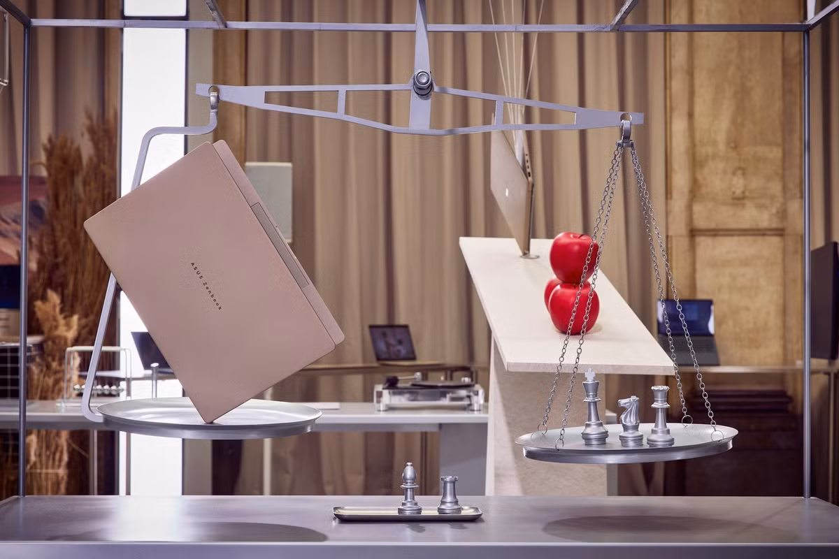 Với trọng lượng chỉ 980g, Zenbook thế hệ mới vẫn đầy đủ cổng kết nối và độ bền cao, chứng minh laptop mỏng nhẹ không còn nhàm chán.