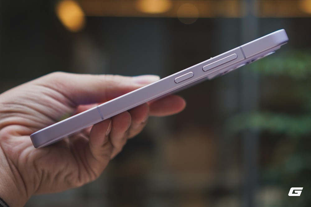 Thiết kế của máy vuông vắn, khung kim loại cứng cáp, cụm camera 3 ống kính 50MP và loa kép tinh chỉnh bởi Bose.(Ảnh: Genk)