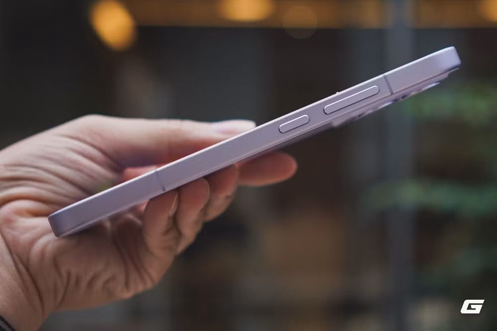 Thiết kế của máy vuông vắn, khung kim loại cứng cáp, cụm camera 3 ống kính 50MP và loa kép tinh chỉnh bởi Bose.(Ảnh: Genk)