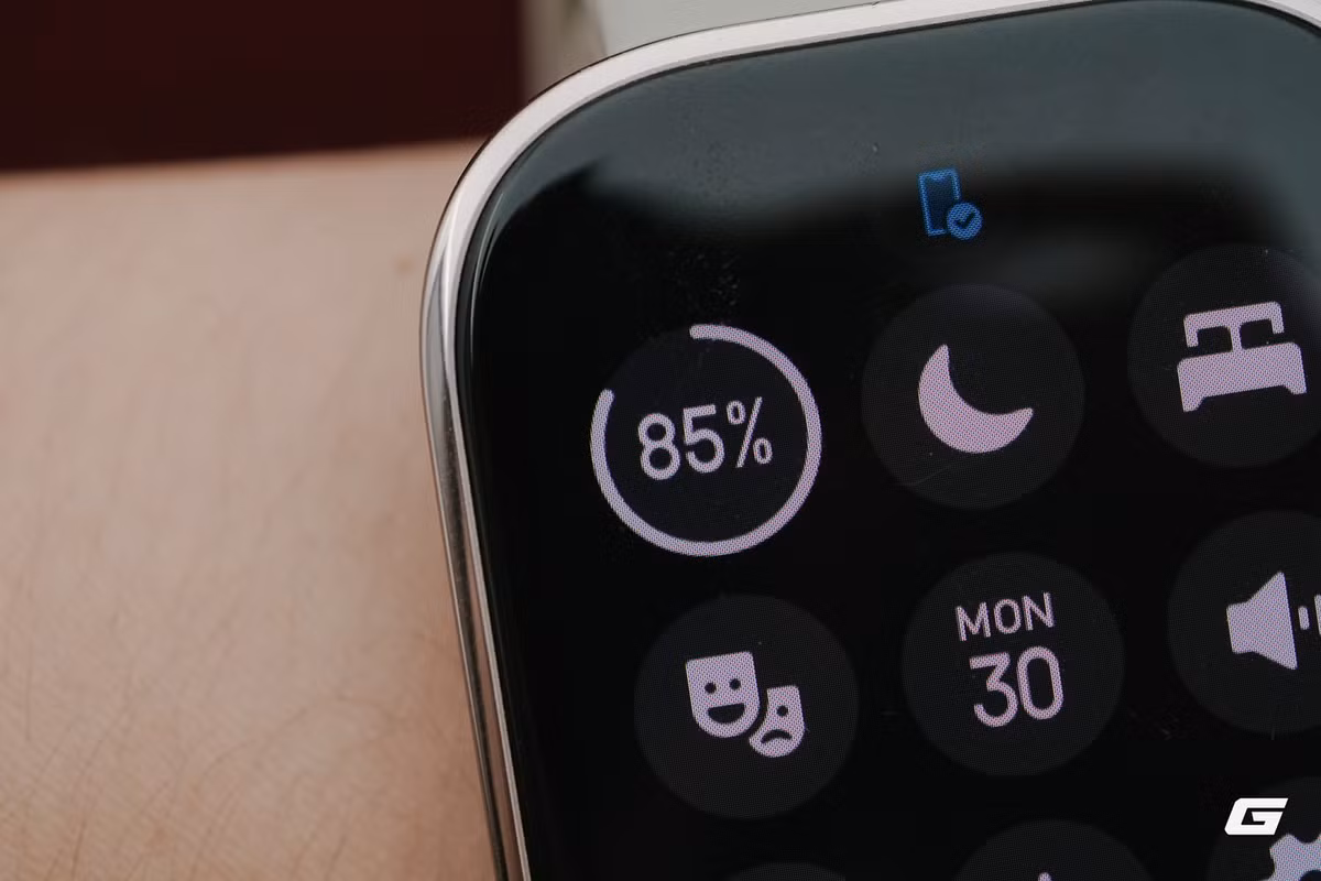 Mic và loa tích hợp giúp nghe gọi tiện lợi, đặc biệt khi đang tập gym hoặc làm việc văn phòng.