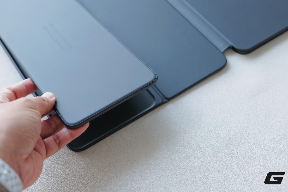 Khớp gập vững chắc giúp iPad đứng ổn định ở nhiều góc độ, hỗ trợ tốt cho cả gõ phím, xem phim hay dùng Apple Pencil.(Ảnh: Genk)