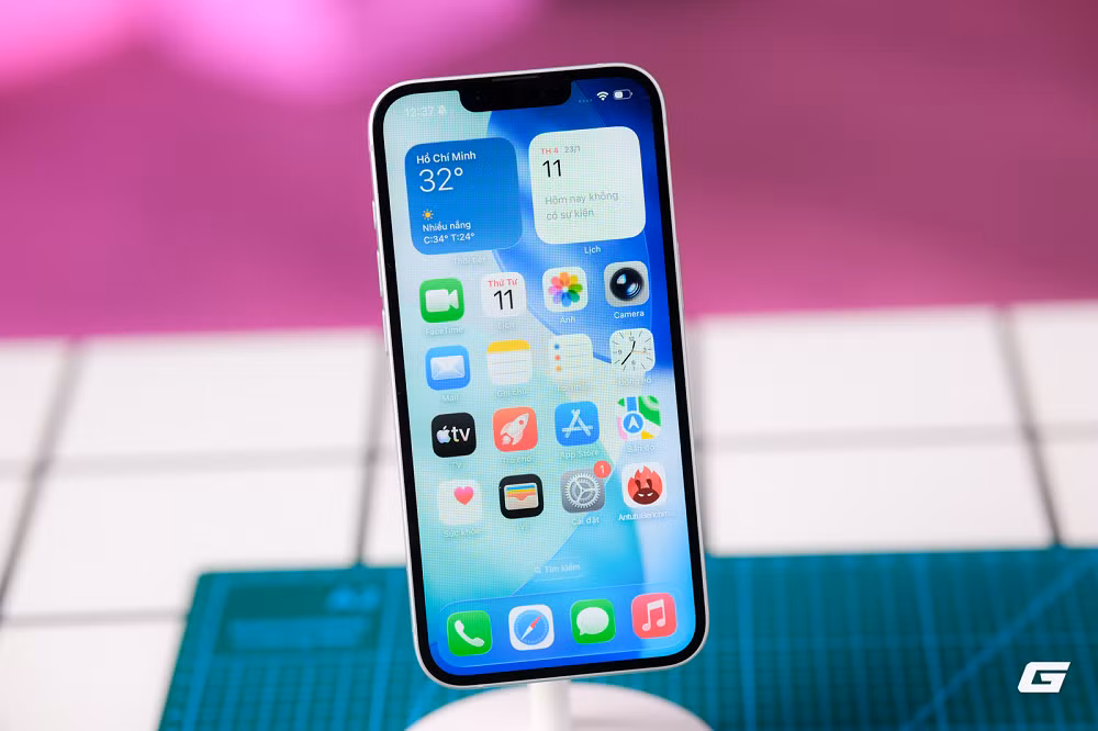 Dung lượng pin 4.005mAh, phát video 26 giờ, bộ nhớ khởi điểm tăng lên 256GB.(Ảnh: Genk)