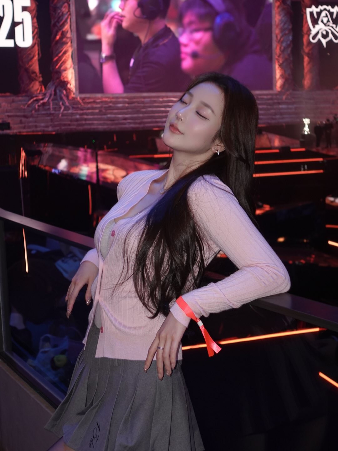 Cô khéo léo theo đuổi phong cách gợi cảm nhưng vẫn giữ hình ảnh tích cực trong mắt fan.