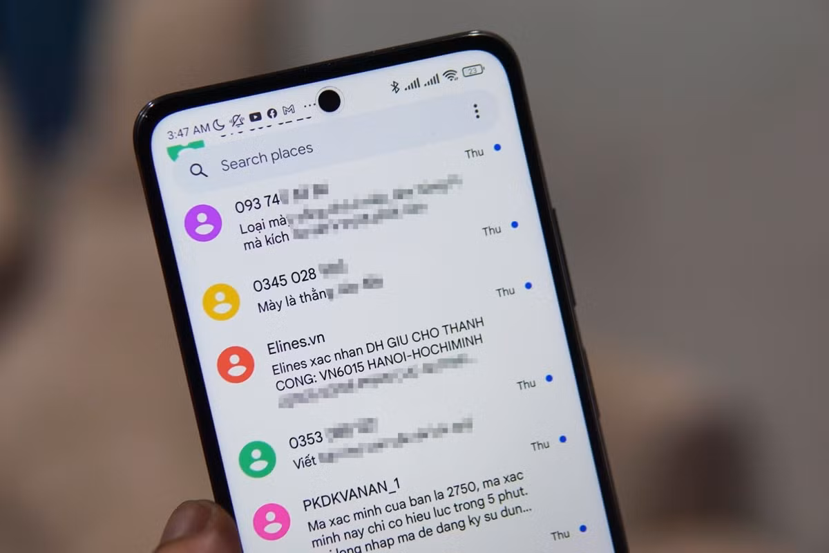 Ngoài rủi ro về phần cứng, việc để ngửa màn hình còn làm lộ thông tin cá nhân từ thông báo hiện ra.