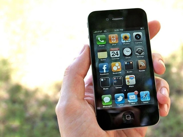 Camera 5MP với ảnh mờ, nhiễu hạt và màu sắc thô mộc lại trở thành điểm cộng giữa thời đại ảnh AI quá hoàn hảo.