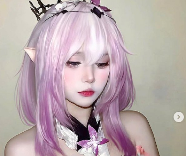 Dù đơn giản, từng đường nét và biểu cảm của Cigw Pols vẫn toát lên thần thái quyến rũ và chuyên nghiệp của một coser hàng đầu.