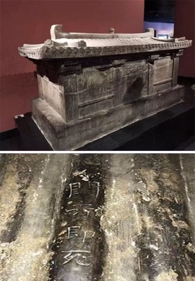 Bốn chữ "khai giả tức tử" được khắc trên nắp quan tài khiến nhiều người rùng mình và tin rằng đó là lời nguyền.