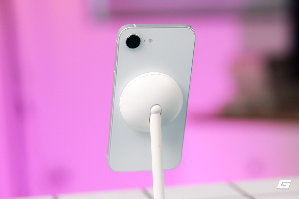 MagSafe lần đầu xuất hiện, cho phép sạc không dây 15W và dùng phụ kiện đa dạng.(Ảnh: Genk)