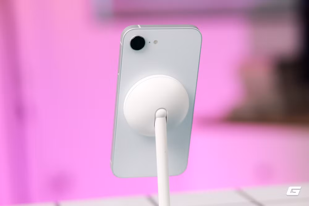 MagSafe lần đầu xuất hiện, cho phép sạc không dây 15W và dùng phụ kiện đa dạng.(Ảnh: Genk)