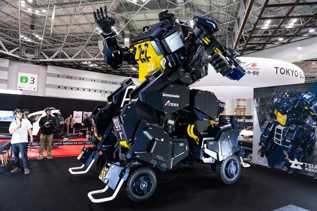 Robot này cao 4,5 mét, nặng 3,5 tấn, được chế tạo trong 4 năm nghiên cứu.