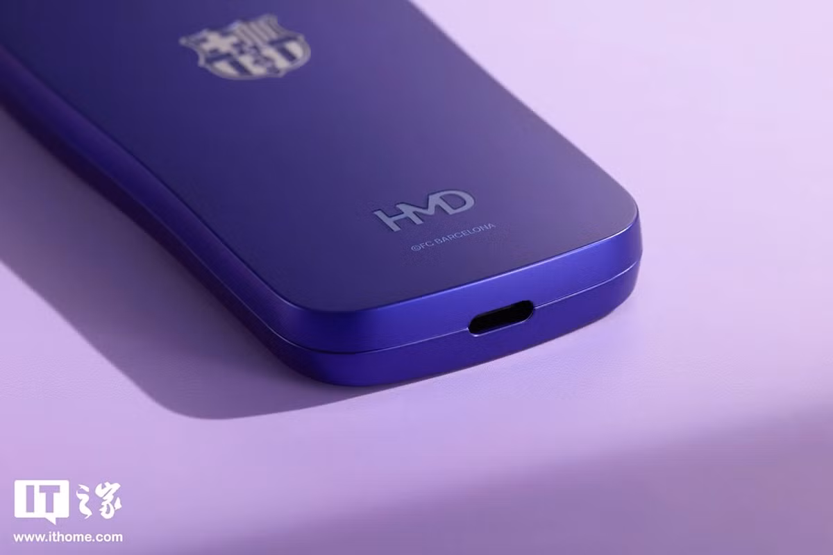 Máy vẫn dùng bàn phím T9 hoài niệm nhưng bổ sung cổng sạc Type-C, 4G VoLTE và cả trò chơi “rắn săn mồi” phong cách Camp Nou.(Ảnh: ithome)