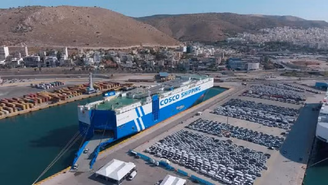 Con tàu khổng lồ dài gần 200 mét, nặng hơn 68.000 tấn này được vận hành bằng hệ thống năng lượng mặt trời kết hợp LNG, tiết kiệm 20% năng lượng.