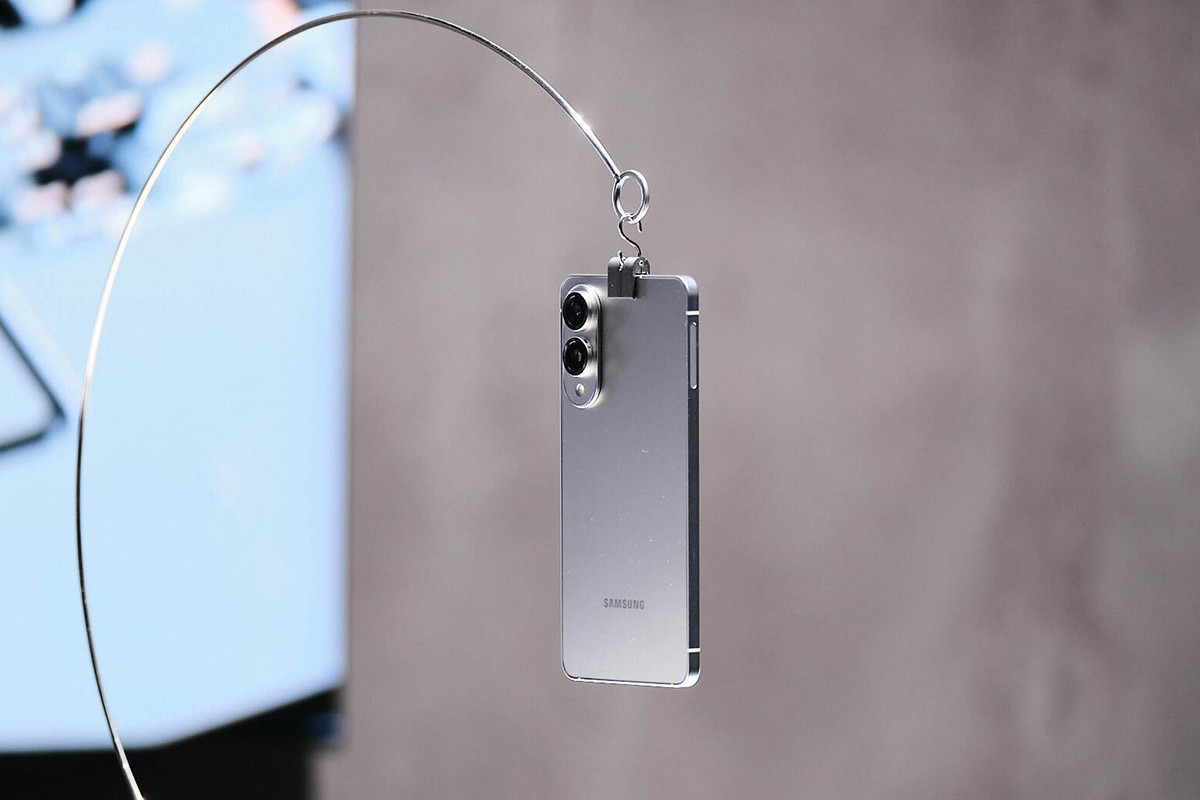 Cấu hình flagship mạnh mẽ giúp máy cạnh tranh trực tiếp với các mẫu đầu bảng, giá khoảng 22 triệu đồng.