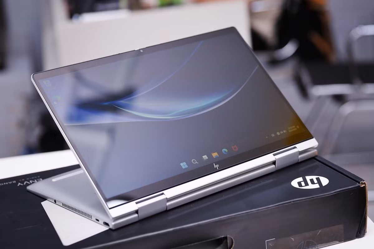 4. HP ENVY X360 2 in 1 14 R5 gây ấn tượng với khả năng xoay gập linh hoạt, trọng lượng 1.49kg và thiết kế nhôm nguyên khối cao cấp.