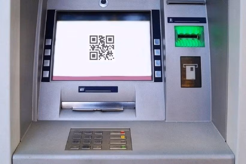 Người dùng chỉ cần tạo mã QR trên ứng dụng Mobile Banking để thực hiện rút tiền tại ATM.