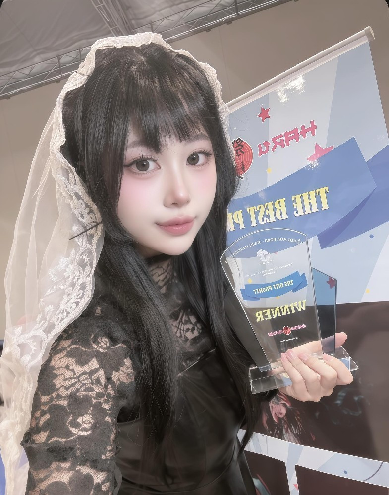 Cô không chọn cách phô diễn toàn cảnh mà tập trung vào chi tiết nhỏ, đặc biệt là ánh mắt và đôi môi.