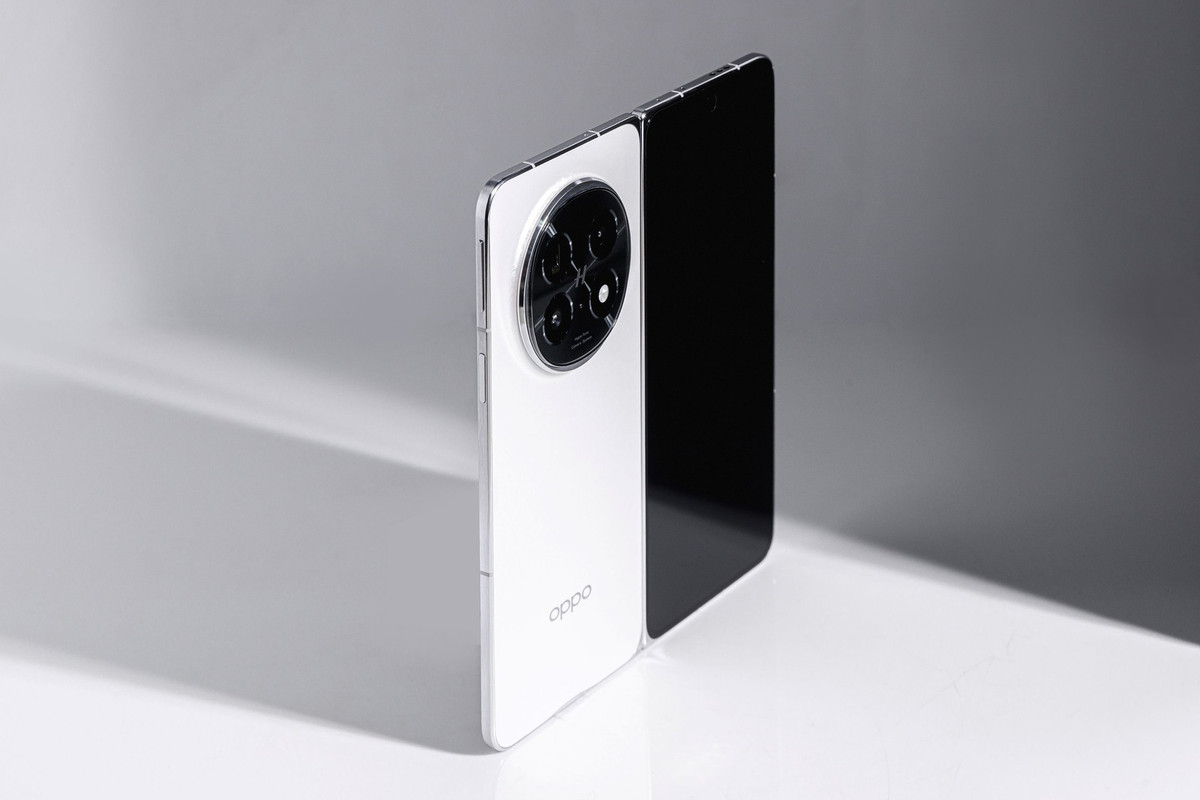 Các hãng còn tập trung vào phần mềm, tối ưu giao diện gập để khai thác lợi thế màn hình lớn, hỗ trợ đa nhiệm mượt mà và tiện ích thông minh.